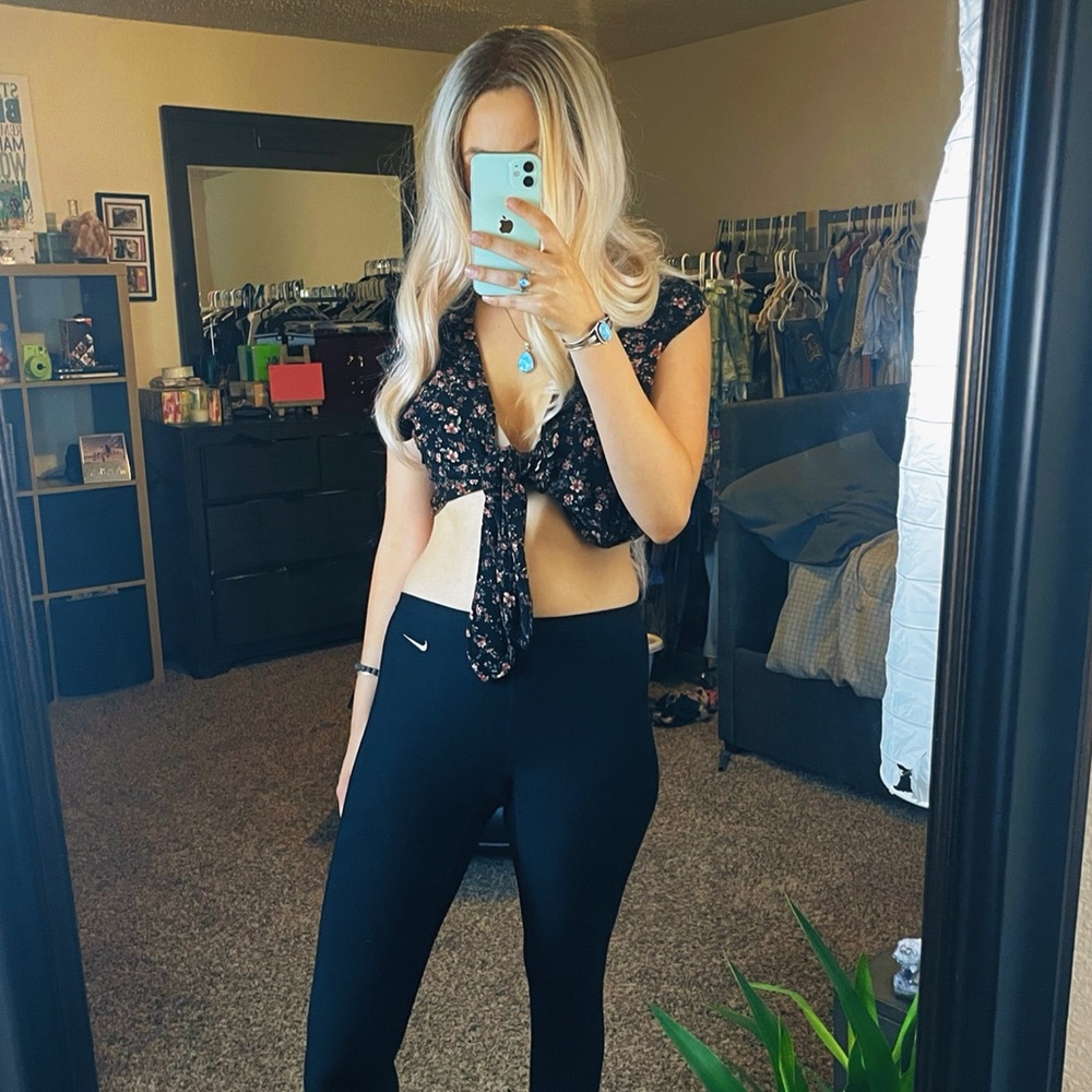 AMERICAN EAGLE TIE KNOT CROP TOP